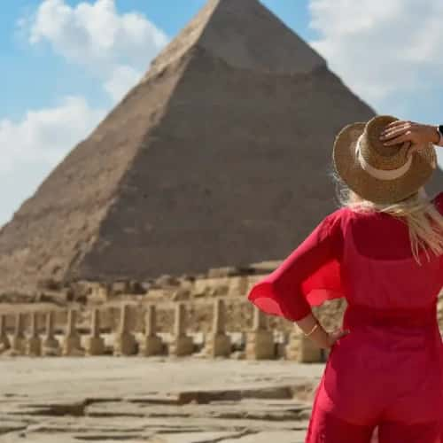 una donna davanto la piramide , tour egitto piramidi e mare