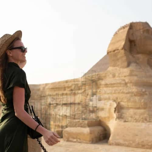 una donna davanti la sfinge, tour cairo 