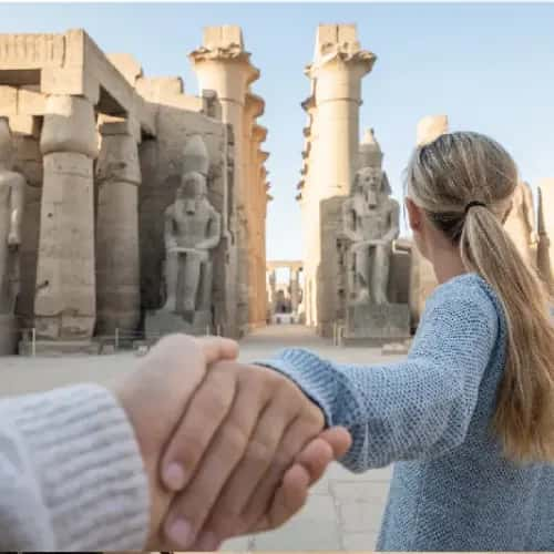 una donna al tempio di luxor , tour Cairo e luxor