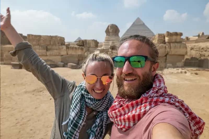 una coppia nelle piramidi di giza , eclissi solare a luxor 2027