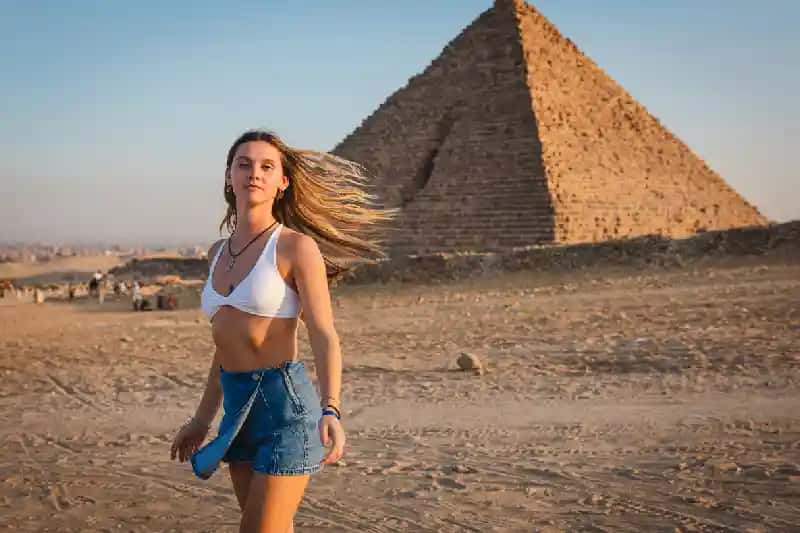 una turista nelle piramidi di giza , eclissi solare a luxor 2027