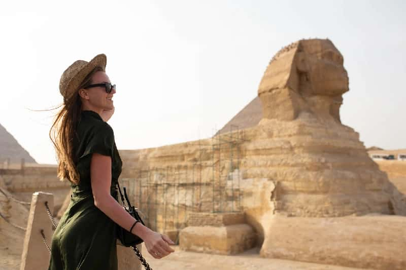 uuna donna al cairo davanto la sfinge , tour cairo e sharm