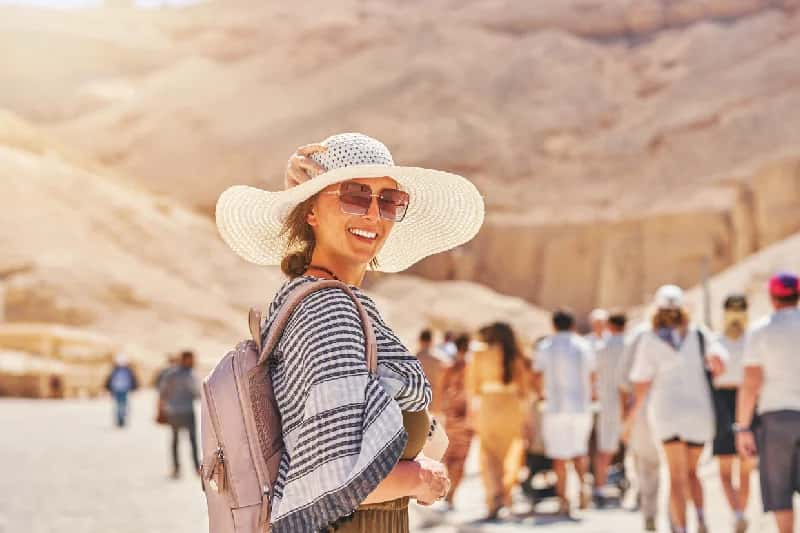 una donna a luxor , vacanza di natale in egitto