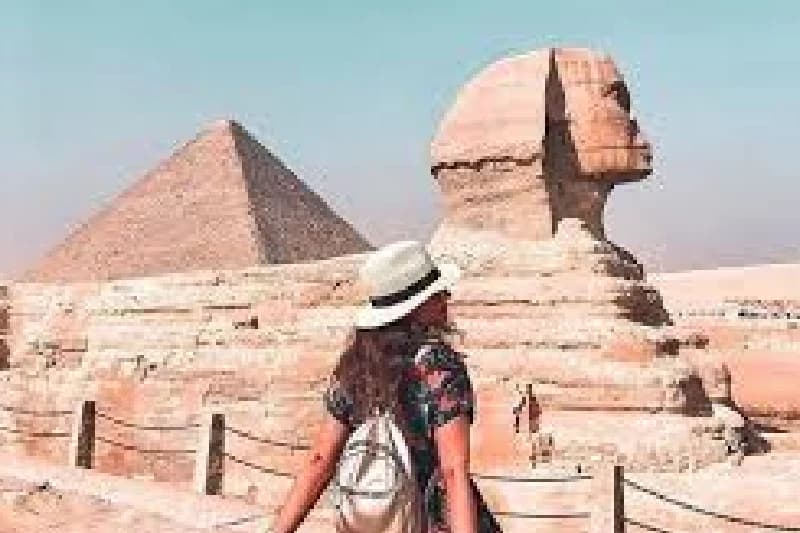 una turista davanti la sfinge , natale al cairo 