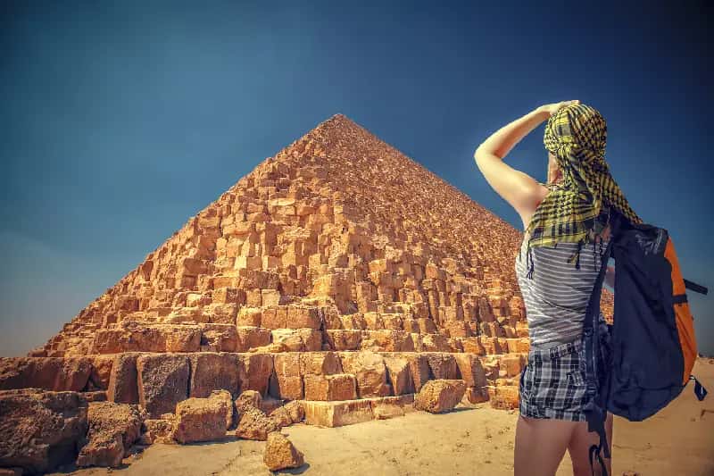 una donna ammira la piramide , cose da vedere in Egitto una donna ammira la piramide , cose da vedere in Egitto