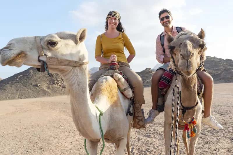 una famiglia davanti le piramidi , crociera sul nilo e sharm elsheikh una famiglia davanti le piramidi , crociera sul nilo e sharm elsheikh