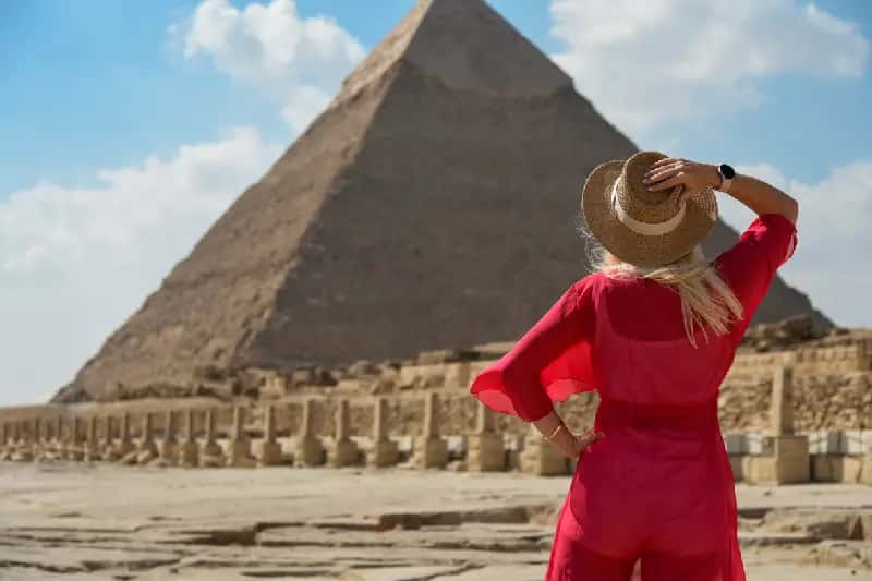 una donna davanto la piramide , tour egitto piramidi e mare una donna davanto la piramide , tour egitto piramidi e mare