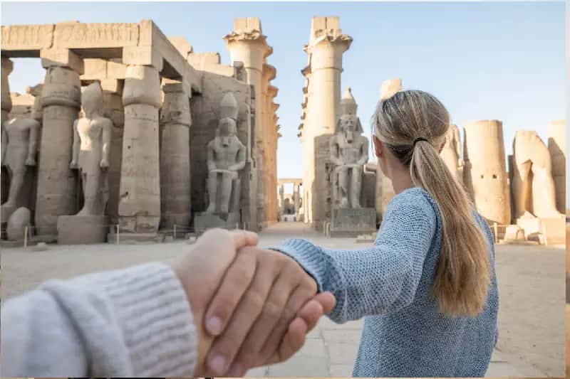 una donna al tempio di luxor , tour Cairo e luxor una donna al tempio di luxor , tour Cairo e luxor