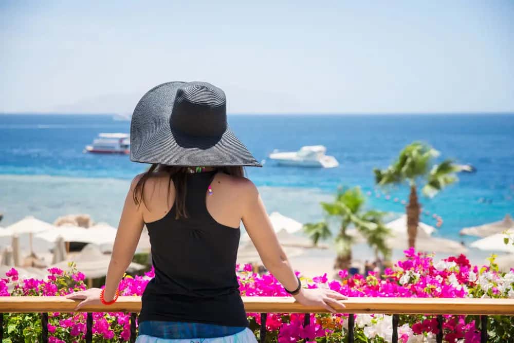 una turista su una spiaggia del mar rosso , mar rosso egitto una turista su una spiaggia del mar rosso , mar rosso egitto